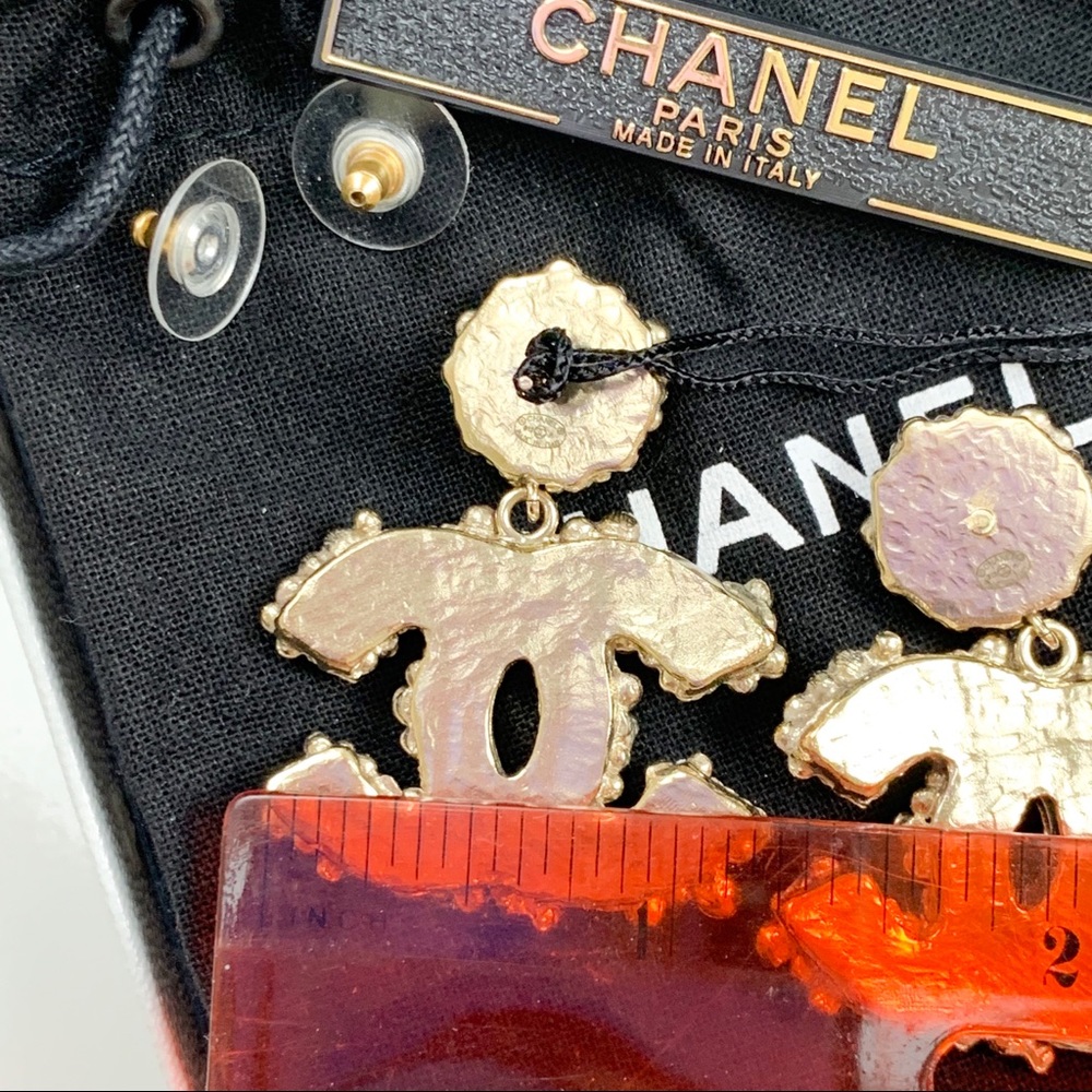 CHANEL Gold Vintage Style CC Logo earrings - Picture 8 of 8